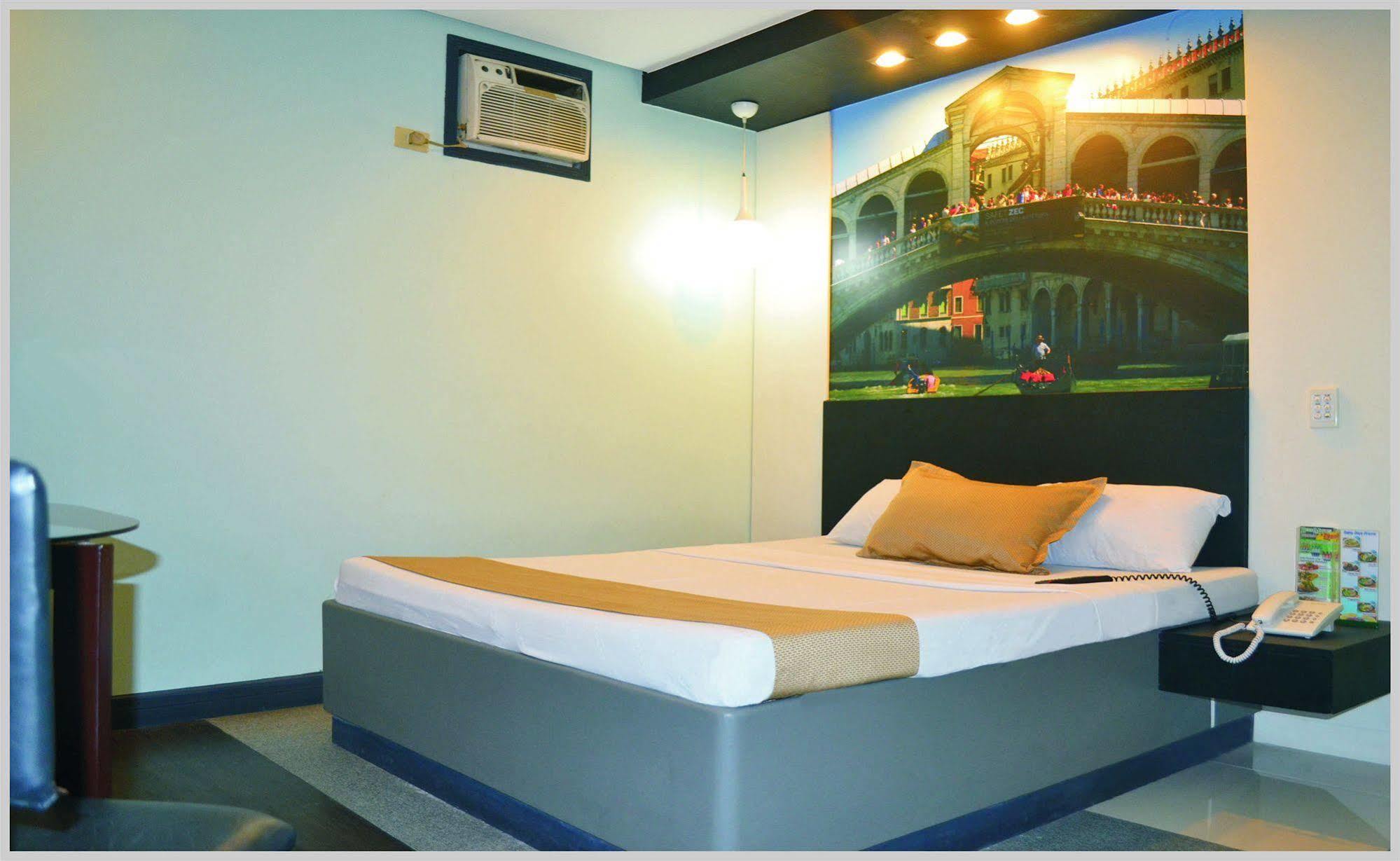 Hotel Dreamworld Araneta Cubao Exterior photo